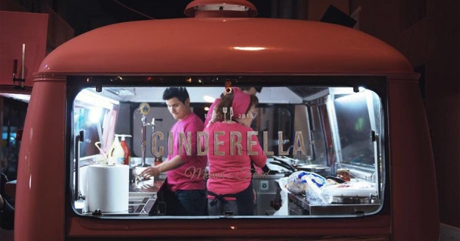 El primer Food Truck Festival de Dénia combina la gastronomia i la música en directe