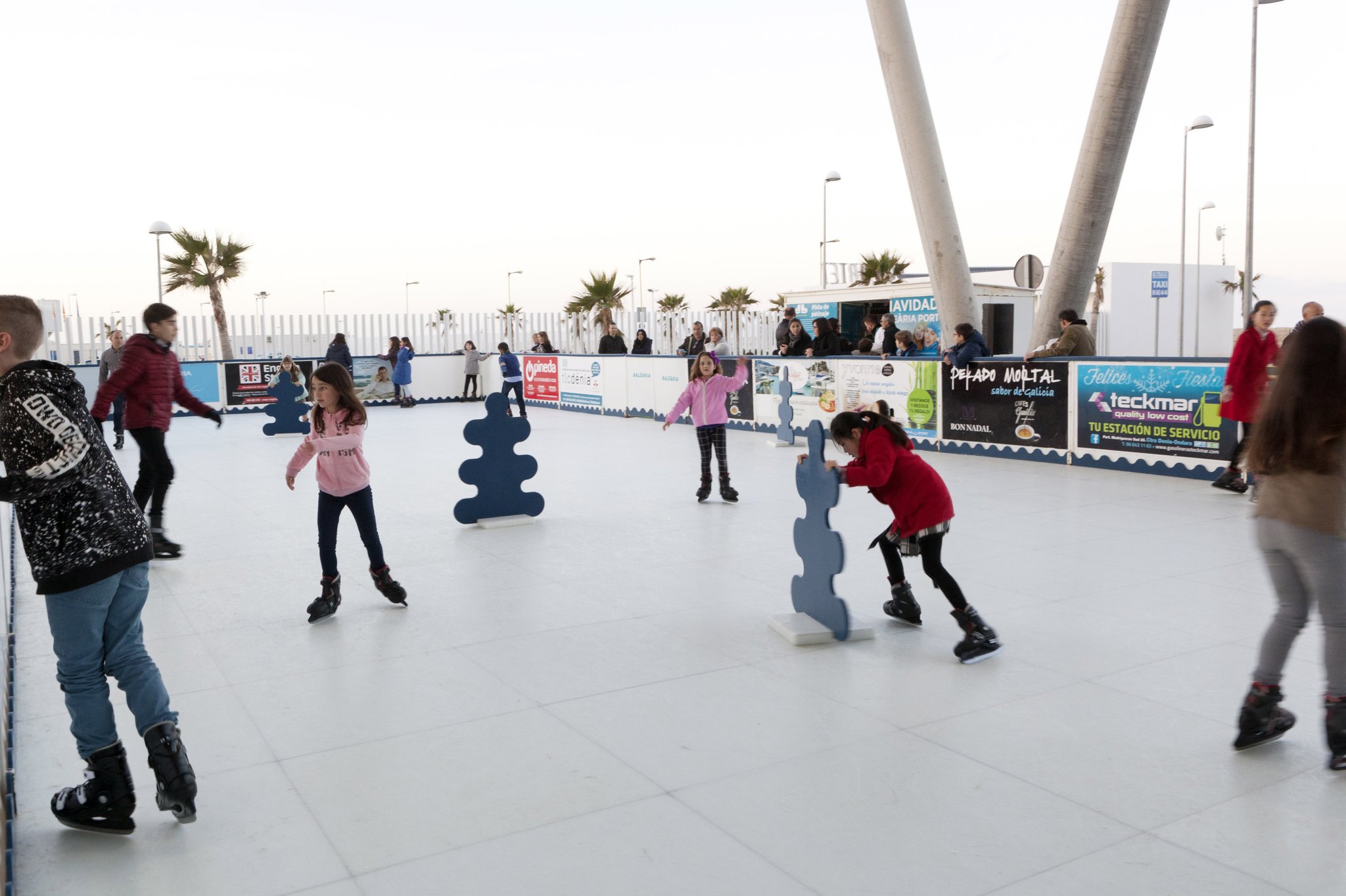 Navidad en Baleària Port: pista de patinaje + castillos hinchables