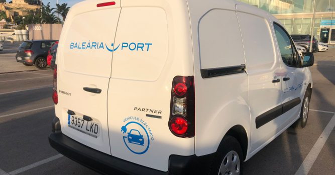 Baleària adquiere un coche 100% eléctrico para las operaciones portuarias en Dénia